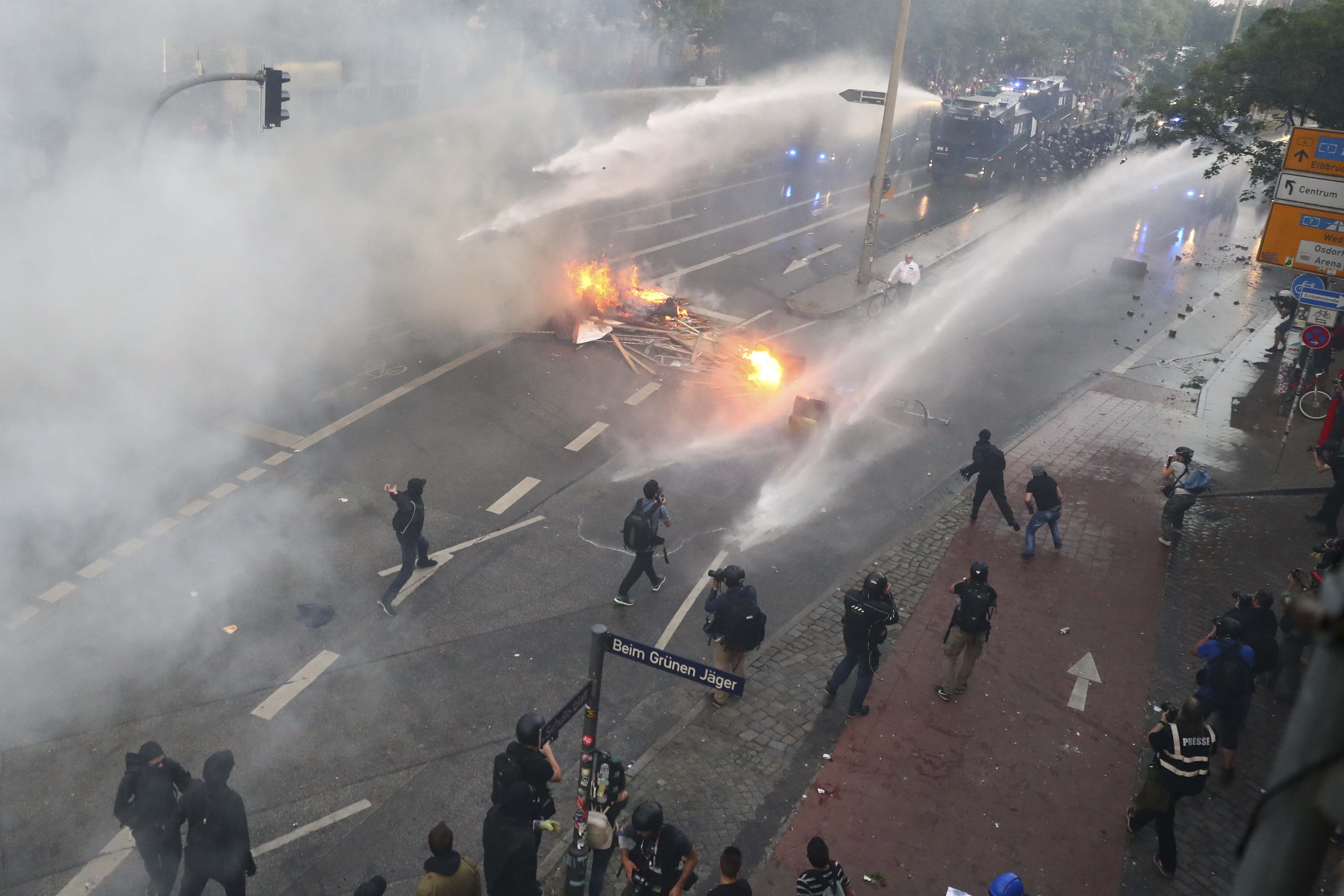 Разгоны. Разгон водометами протестов в Европе. Разгон демонстрации в Германии картинки. Разгон демонстрации водометами СССР.