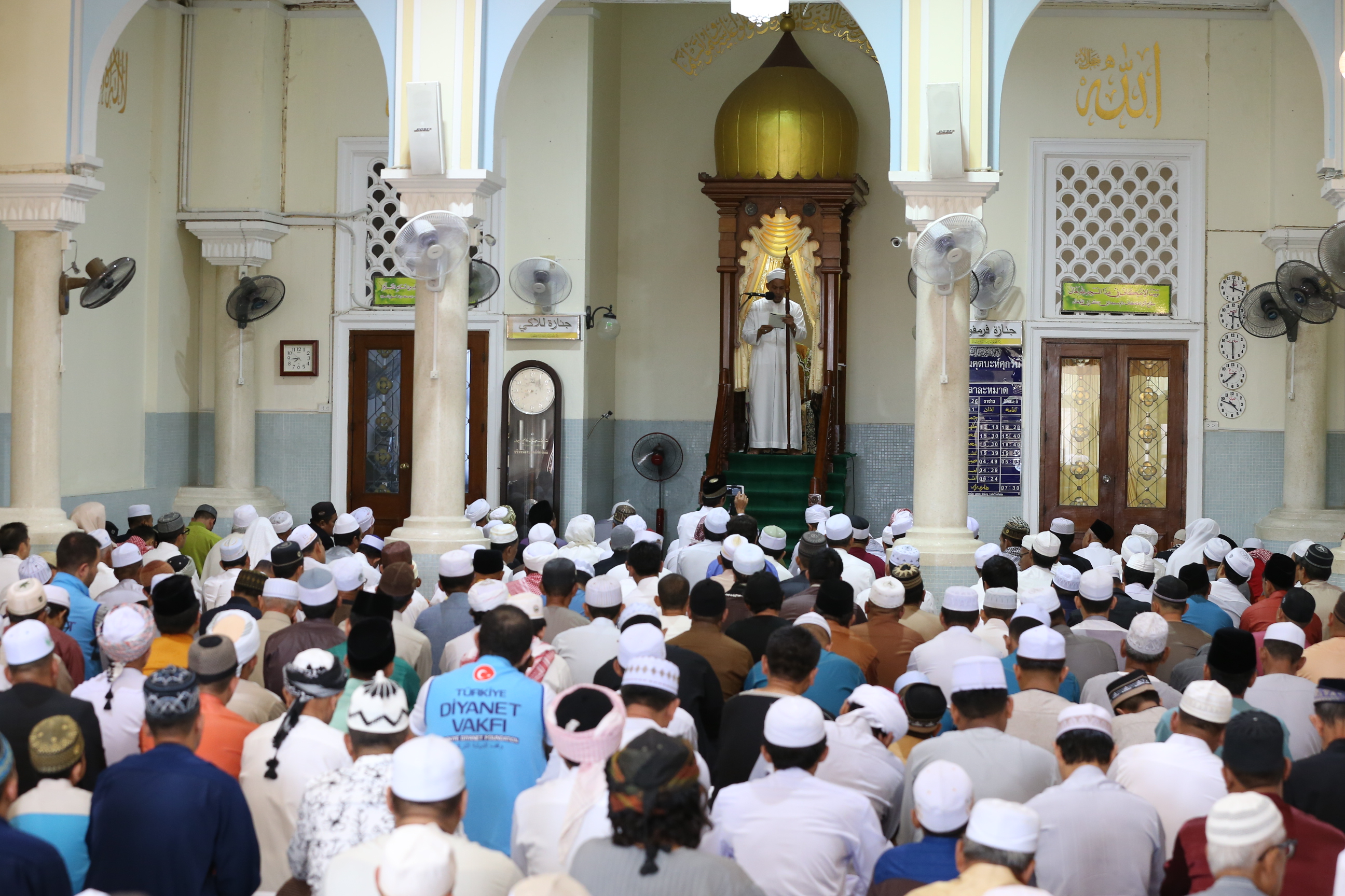 Имам в молитве. Мечеть Курбан байрам. Курбан байрам молятся в мечети. Курбан байраммолятся в мечете.