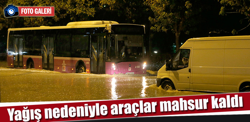 İstanbul`da yağış nedeniyle araçlar mahsur kaldı