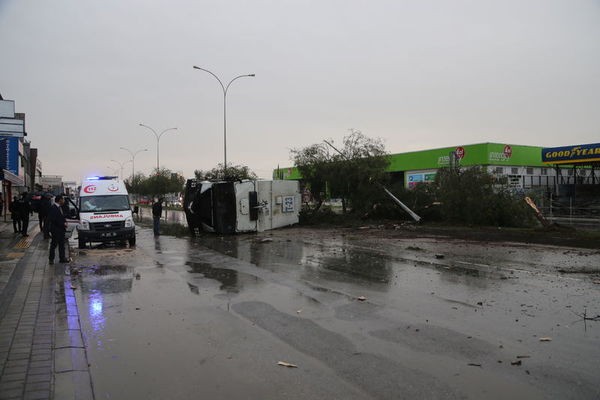 Adana'da TOMA devrildi: 2 polis yaralı