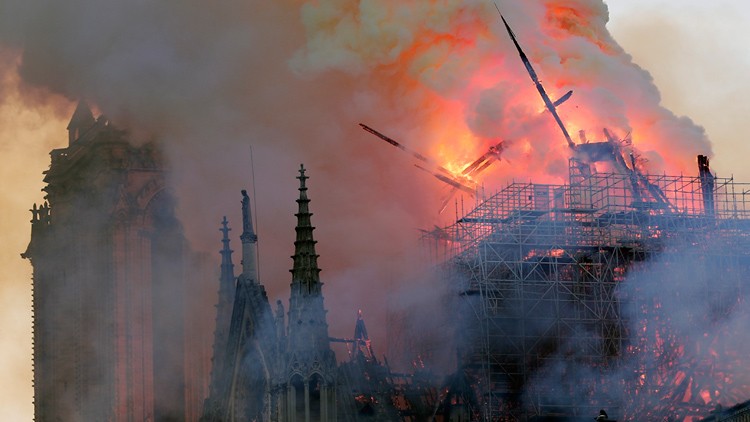 Notre Dame Katedrali'ndeki yangın söndürüldü