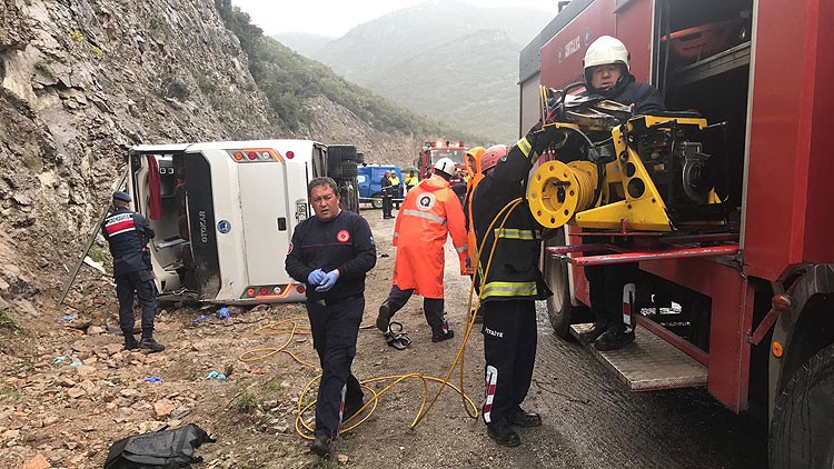 Antalya'da otobüs devrildi: 3 ölü, 17 yaralı