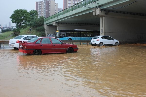 İstanbul'daki yağışlar hayatı olumsuz etkiledi