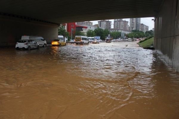 İstanbul'daki yağışlar hayatı olumsuz etkiledi