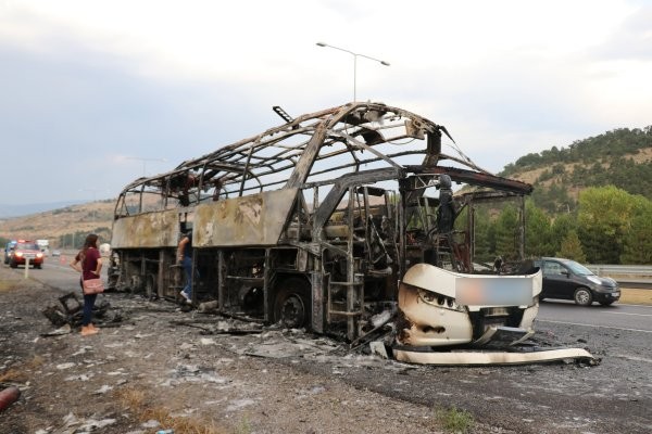 TEM’de seyir halindeki otobüs cayır cayır yandı