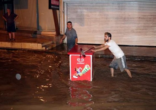 İzmir’de sağanak sonrası cadde ve sokaklar göle döndü