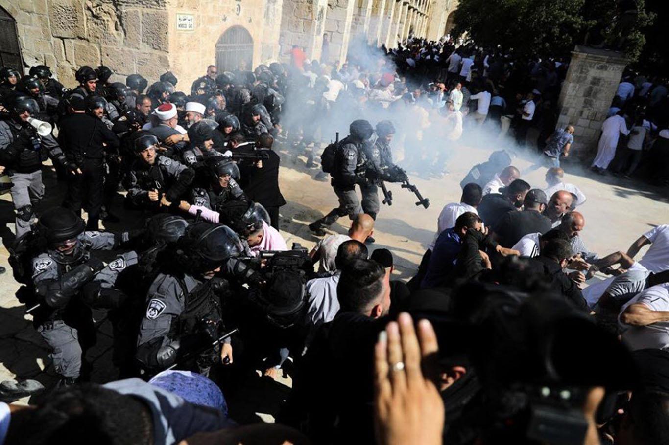 Мусульмане в израиле. Аль Акса палестинцы. Израильская полиция мечеть Аль Акса.