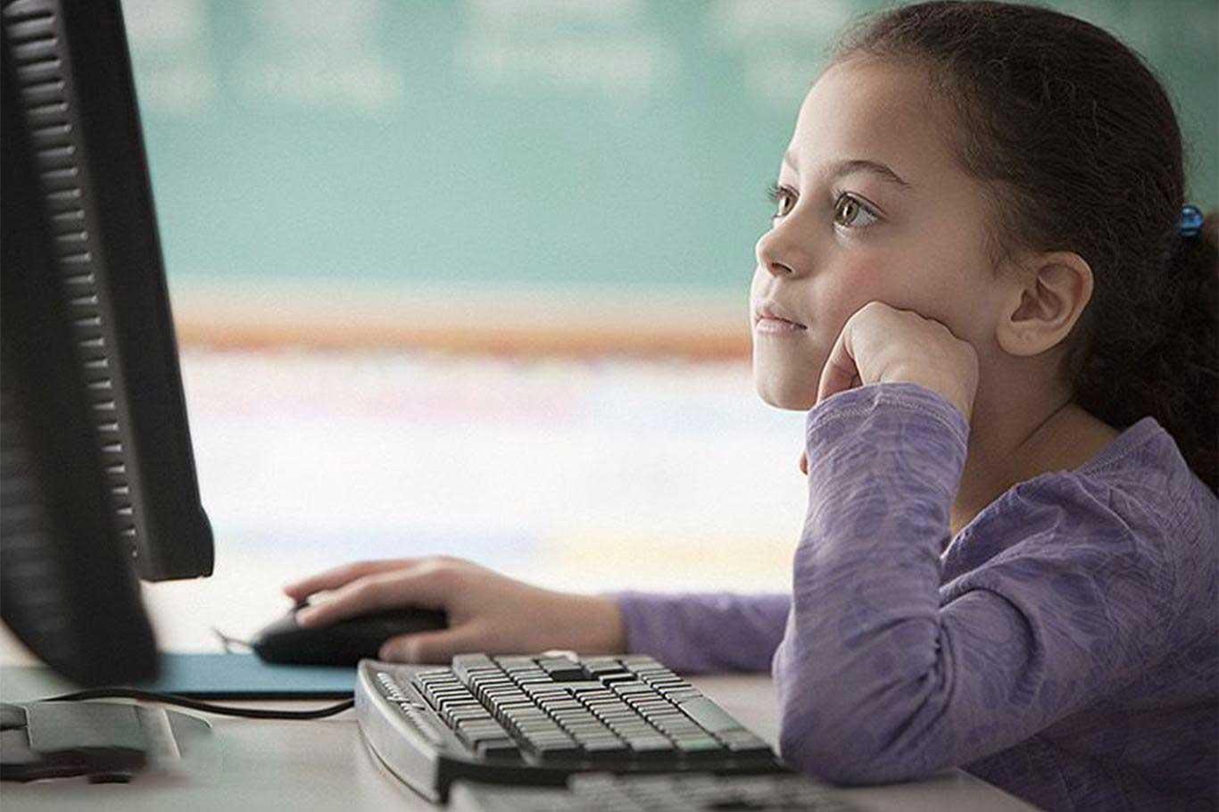Сикреты интернета. Зарари компьютер. Girl is using Computer. People who work with a Computer at Night.