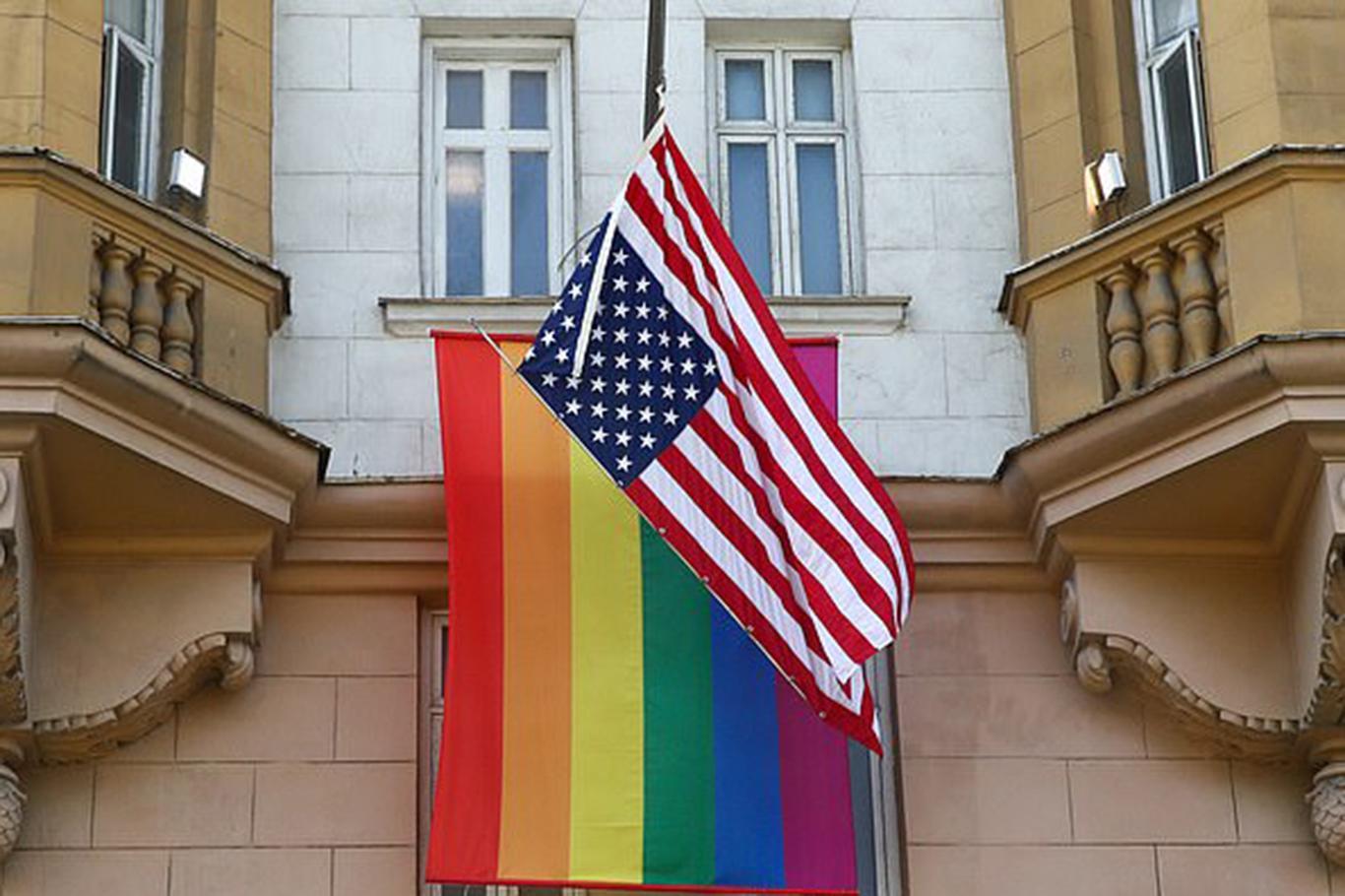 Посольство сша и британии. Посольство Соединенных Штатов Америки. Консульство Америки в Москве. Посольство США В РФ Радужный флаг.