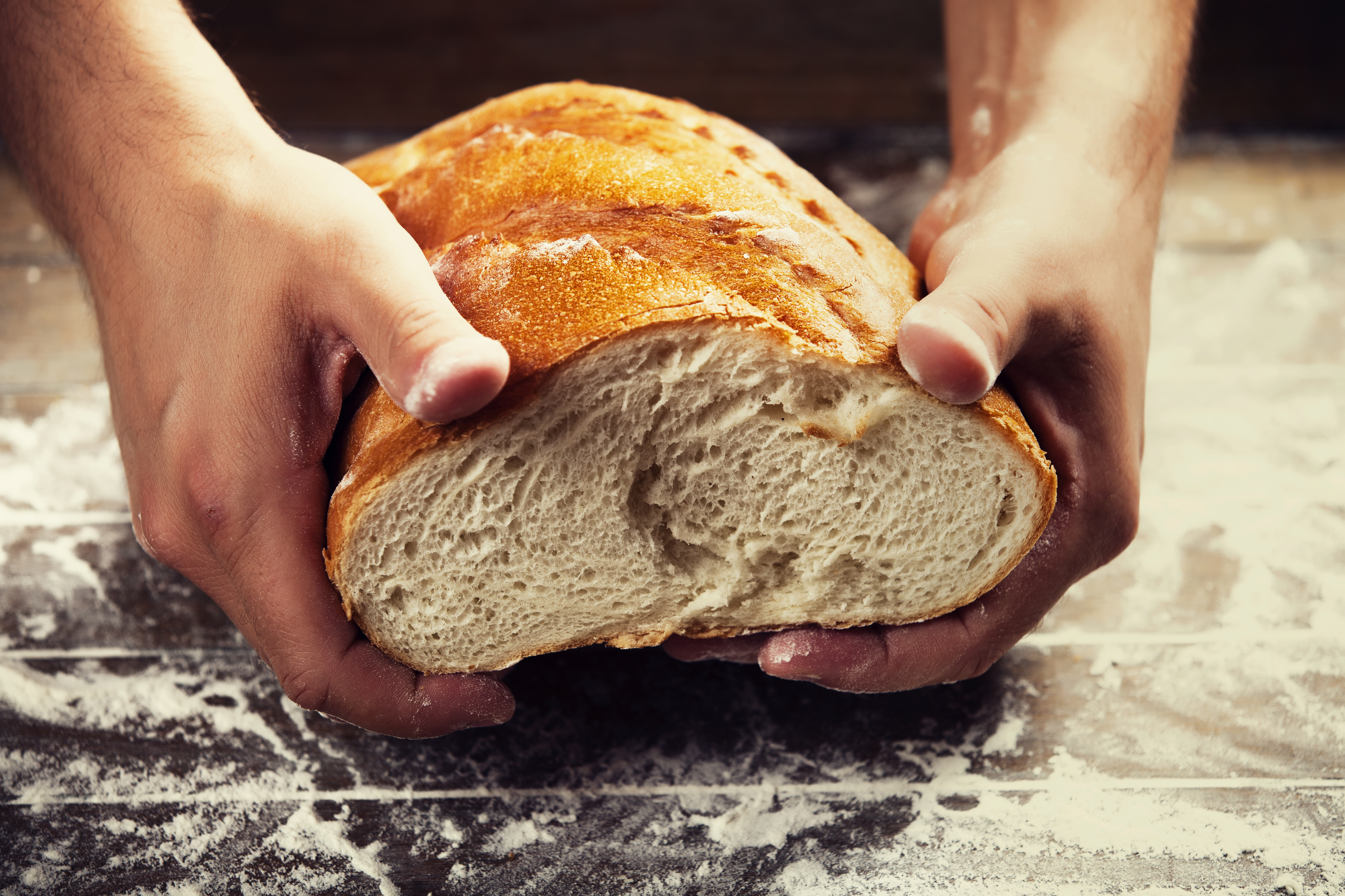 Четверо ножниц мягчайший хлеб поезжай быстрее пить. Хлеб в руках. Булка хлеба в руках. Современный хлеб. Качество хлеба.