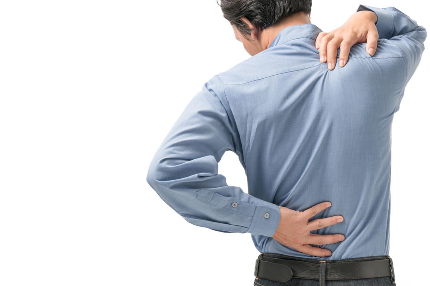 Боль в спине отзывы пациентов. Болит спина. Больная спина. Человек с болью в спине. Острая боль в спине.