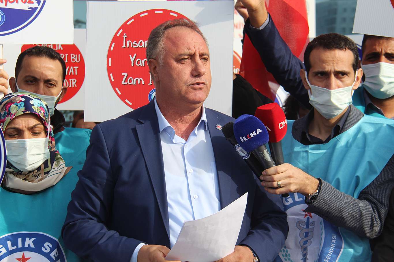 Yapılan basın açıklamasını Sağlık-Sen Şube Başkanı Nurhak Ensarioğlu okudu.