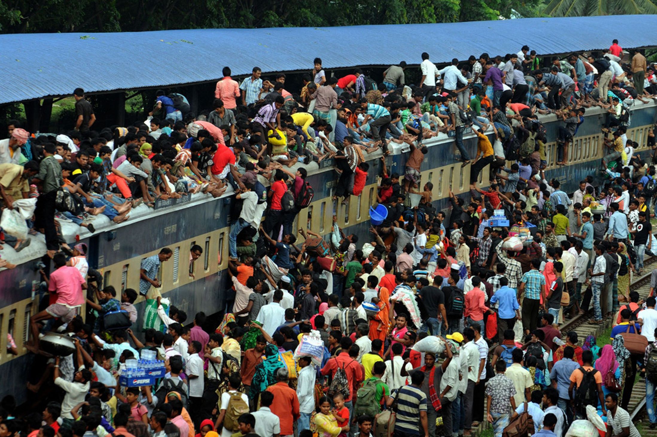 Перенаселение населения. Бангладеш перенаселение. Индия перенаселение. Перенаселение людей. Индия толпа.