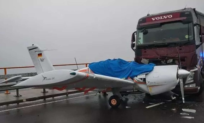 Almanya’da kamyon ile uçak otobanda çarpıştı