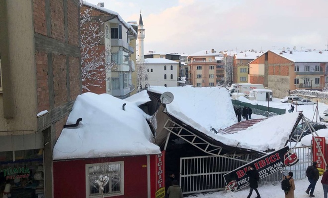 Malatya’da kar yağışı nedeniyle bir otoparkın çatısı çöktü