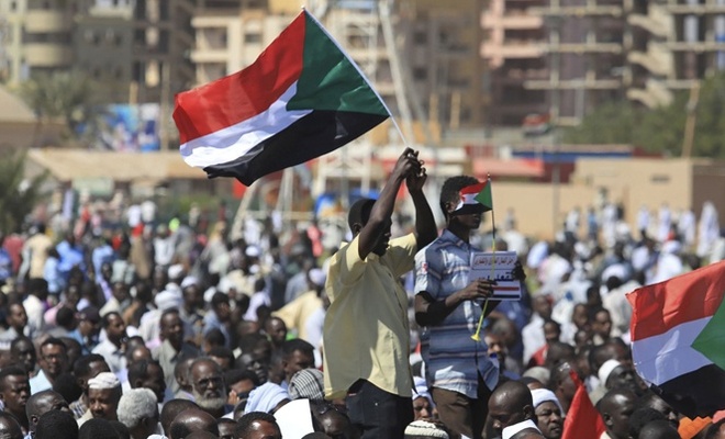 Sudan'daki protestolarda 1 gösterici ile 1 polis hayatını kaybetti