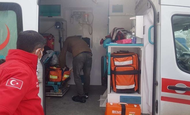Karda mahsur kalan hastalar üç saatlik uğraş sonucu kurtarıldı