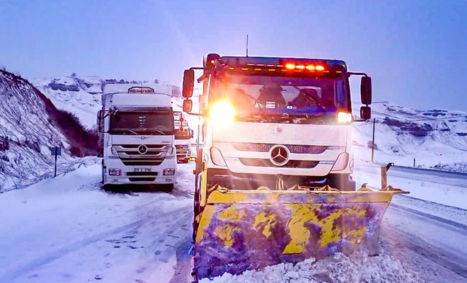 Batman’da karda mahsur kalan yüzlerce araç ve vatandaş kurtarıldı