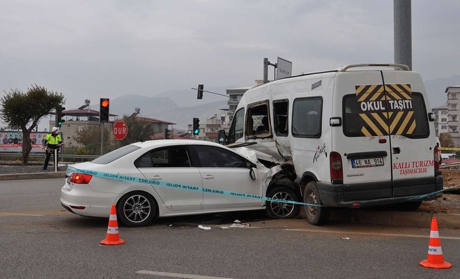 Gaziantep'te okul servisi ile otomobil çarpıştı: 19 yaralı