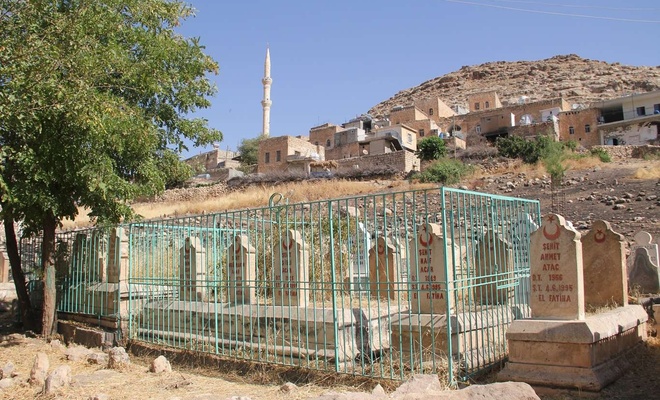 PKK'nin 29 yıl önce katlettiği 26 köylü mezarları başında anıldı