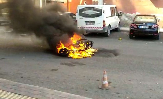 Aracına işlem yapılmasını istemeyen şahıs motosikletini ateşe verdi