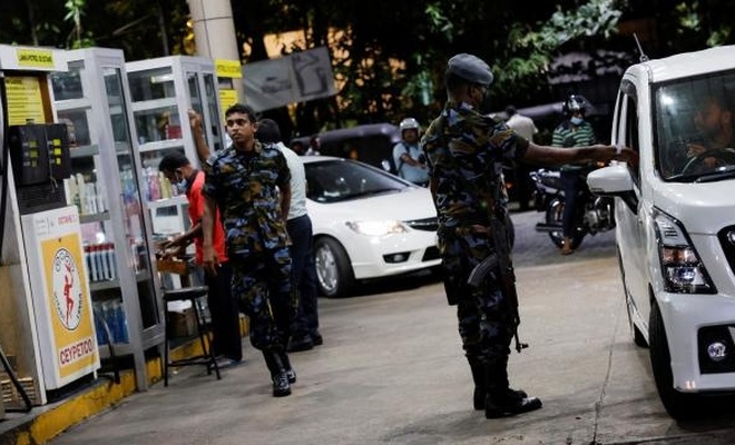 Sri Lanka'da akaryakıt satışı 2 haftalığına askıya alındı