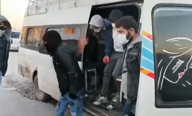 Adana'da 15 kişilik minibüsten 33 yolcu indi