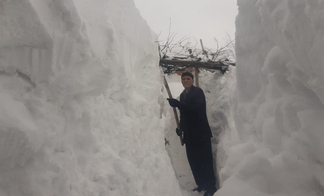 Doğu'da kar; Komşuya gitmek için tünel kazdılar