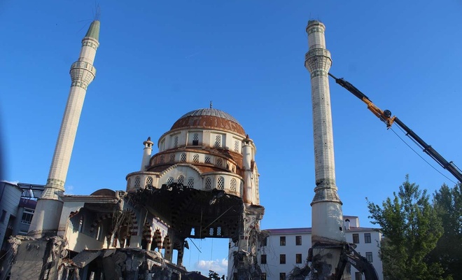 Bingöl'de bir cami riskli olduğu gerekçesiyle yıkıldı