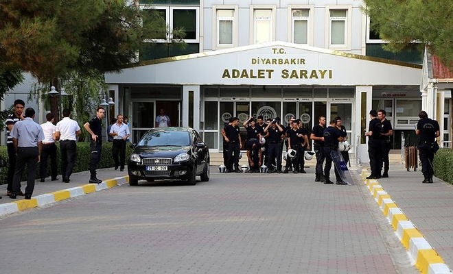 Diyarbakır'da adliye önünde silahlı kavga! Çok sayıda yaralı var