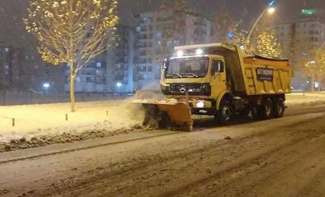 Diyarbakır'da kar ile mücadele çalışmaları akşam da sürüyor