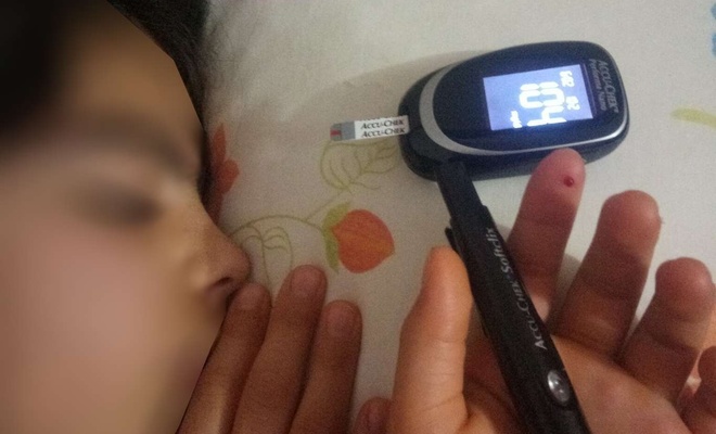Parmak delerek kan ölçümü yapan diyabet hastası çocukları sevindiren haber