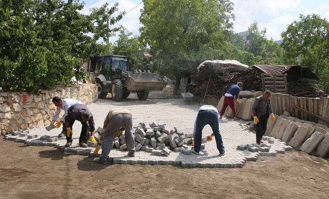 Bitlis Belediyesi'nin kent merkezinde yol yapım ve onarım çalışması devam ediyor