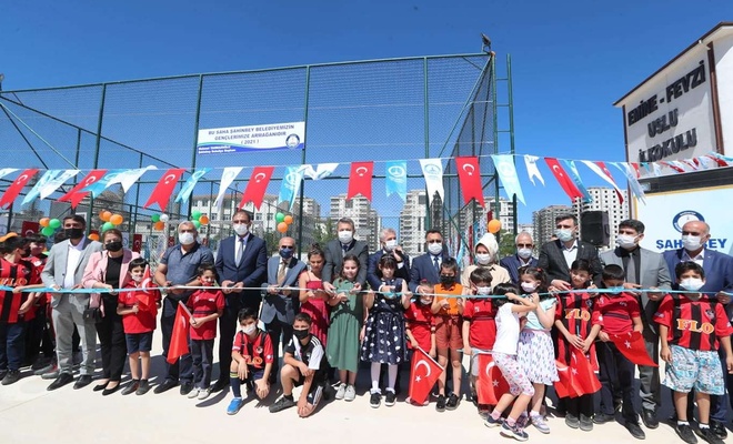 Gaziantep’te öğrenciler için yaptırılan halı saha hizmete açıldı