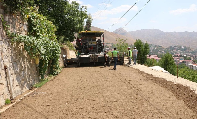 Bitlis Belediyesi yol yapım çalışması sürüyor