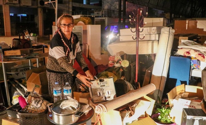 Antalya'da eline tebligat ulaşmayan kadın eşyalarıyla birlikte sokakta kaldı