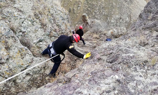 Ağrı'da köpeğini kurtarmaya çalışırken kayalıklarda mahsur kalan vatandaşı itfaiye kurtardı