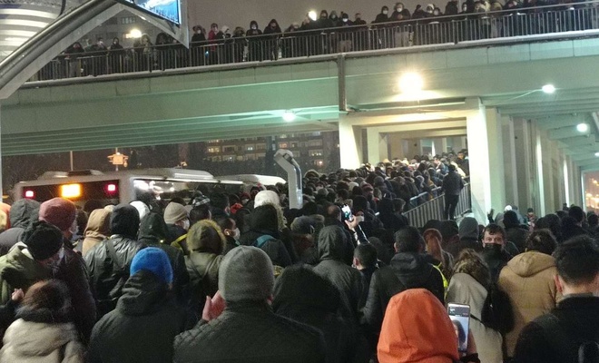 İstanbul'da kar yağışı sonrasında trafikte yoğunluk yaşanırken toplu taşımalarda yer bulunamıyor