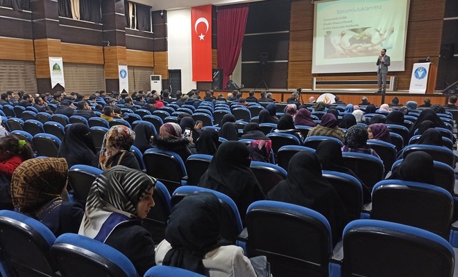İDEV, Siirt Üniversitesinde "Evlilik" konulu seminer düzenledi