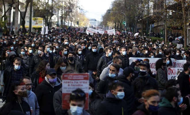 Yunanistan'da öğrenciler sokaklara indi