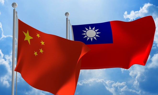 Çin füzeleri Tayvan karasularına düştü