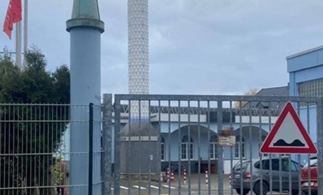 Almanya'da camiye iğrenç saldırı