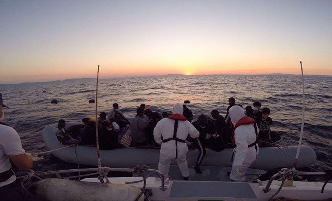 Aydın'da Türkiye kara sularına itilen 40 düzensiz göçmen kurtarıldı
