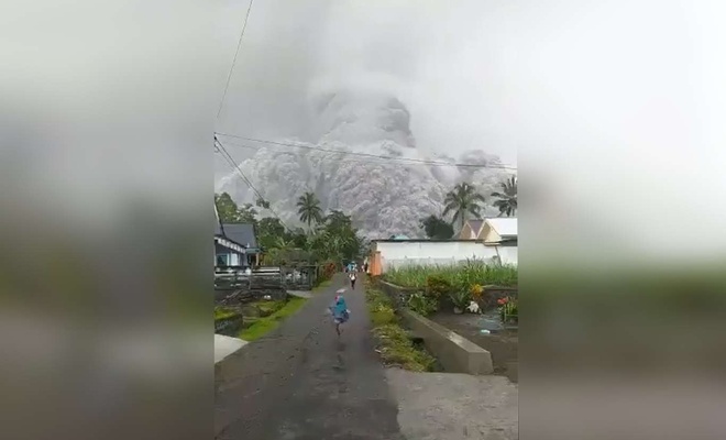 Endonezya'daki yanardağ patlamasının bilançosu: 13 ölü