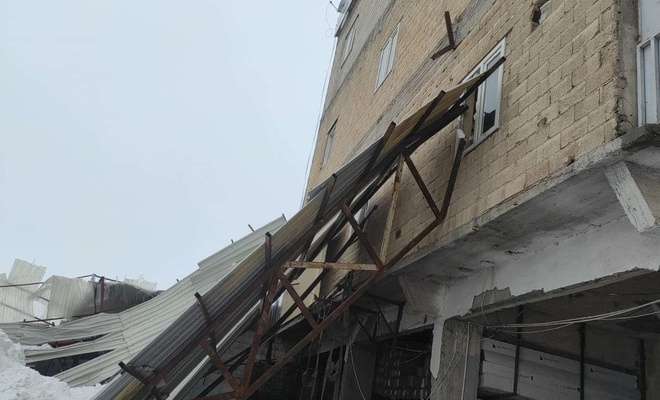 Gaziantep’te PVC atölyesinin çatısının çökme anı kameraya yansıdı