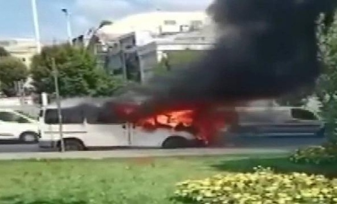 İstanbul'da minibüs alev alev yandı