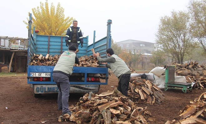 İHO EBRAR'dan ihtiyaç sahibi ailelere odun yardımı