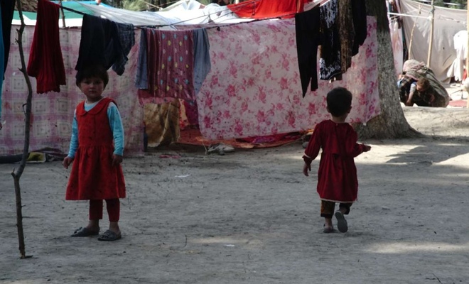 Afganistan'daki kamplarda zor şartlarda kalan insanlar yardım bekliyor