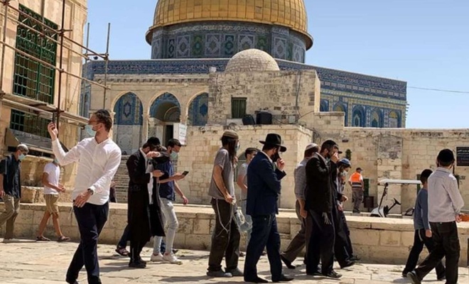Palestine: More than 150 zionist settlers defile Aqsa Mosque