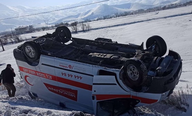 Elâzığ`da ambulans kaza yaptı